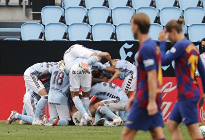 Los jugadores del Celta celebran el golazo de falta de Iago Aspas. | EFE