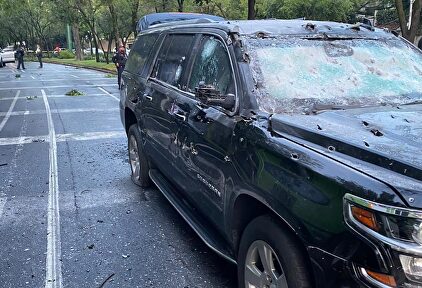 Coche en el que viajaba el secretario de Seguridad de Ciudad de México, Omar García Harfuch. | EFE