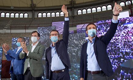 Pablo Casado, Alberto Núñez Feijóo y Mariano Rajoy en el mitin de Vigo. | EFE