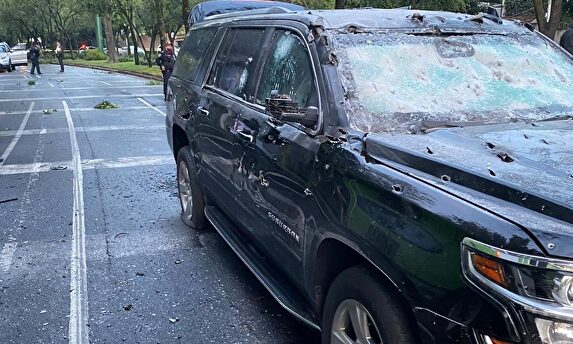 Coche en el que viajaba el secretario de Seguridad de Ciudad de México, Omar García Harfuch. | EFE