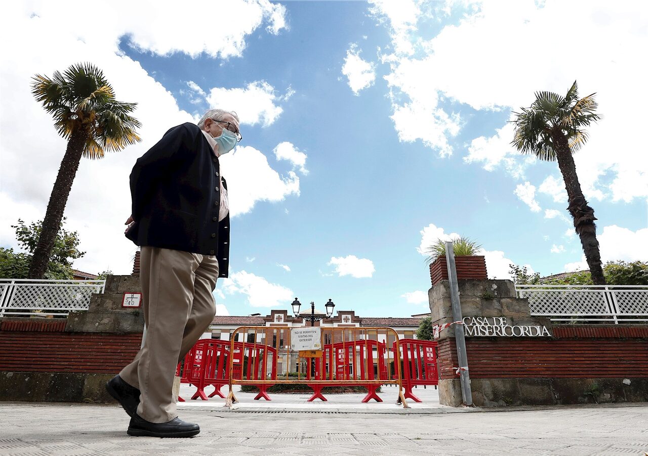 Una imagen de la semana pasada: residentes de la Casa de Misericordia, en Pamplona, vuelven a sus paseos diarios. | EFE
