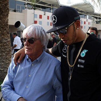 Lewis Hamilton, junto a Bernie Ecclestone en una imagen de archivo. | Cordon Press