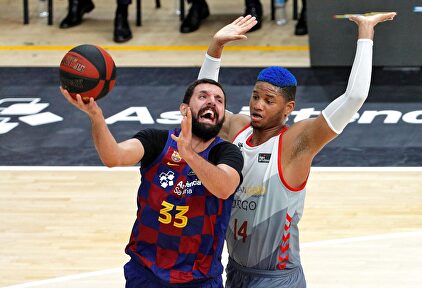 El ala pívot montenegrino del Barça, Nikola Mirotic trata de lanzar a canasta ante la defensa del ala pívot cubano de San Pablo Burgos Jasiel R | EFE