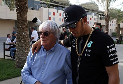 Lewis Hamilton, junto a Bernie Ecclestone en una imagen de archivo. | Cordon Press