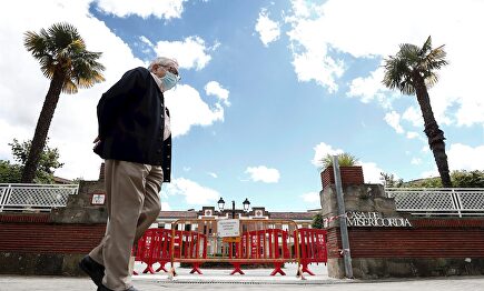 Una imagen de la semana pasada: residentes de la Casa de Misericordia, en Pamplona, vuelven a sus paseos diarios. | EFE