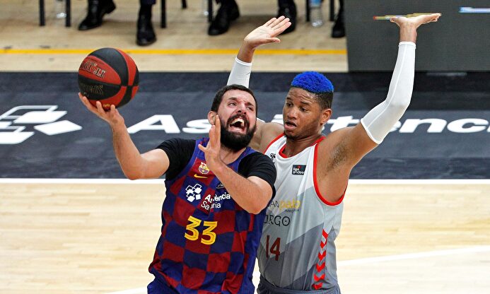 El ala pívot montenegrino del Barça, Nikola Mirotic trata de lanzar a canasta ante la defensa del ala pívot cubano de San Pablo Burgos Jasiel R | EFE