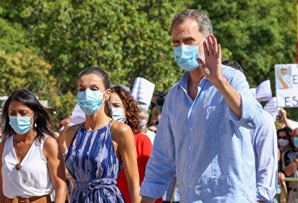 Los Reyes llegan a Sevilla entre 'vivas' y protestas
