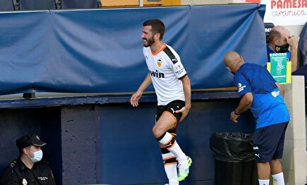 José Luis Gayá, lesionado ante el Villarreal, dice adiós a la temporada. | EFE