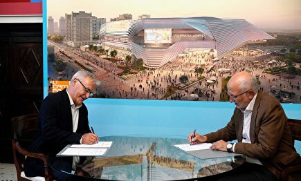 Juan Roig y Joan Ribó firmando el contrato de la concesión del suelo donde se empieza a construir el proyecto I Europa Press
