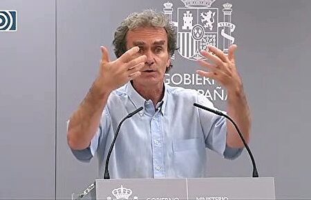 Simón califica de "egoístas" las mascarillas FFP2 y de "altruistas" a las quirúrgicas