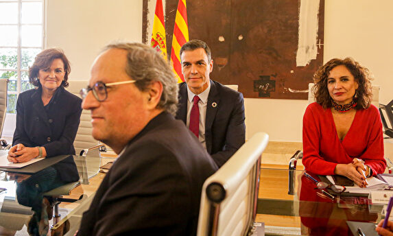 El presidente del Gobierno, Pedro Sánchez y la ministra de Hacienda y portavoz del Gobierno, María Jesús Montero, junto a Calvo y Torra | EFE