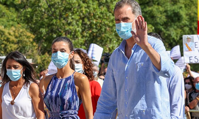 Los Reyes llegan a Sevilla entre 'vivas' y protestas