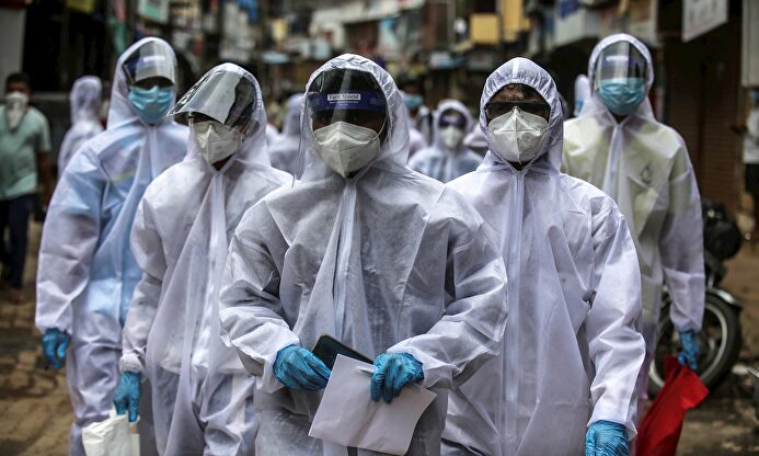 Sanitarios con trajes de protección contra el coronavirus. | EFE