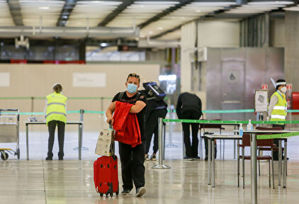 Un hombre camina tras pasar un control en el Aeropuerto de Adolfo Suárez Madrid-Barajas | Europa Press