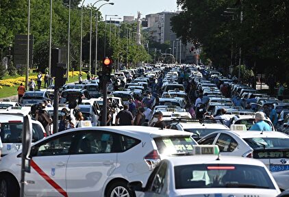 Decenas de taxistas colapsan el centro de Madrid para que haya menos taxis