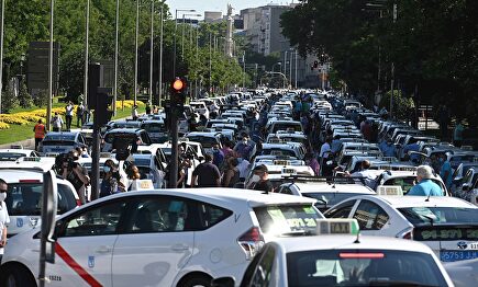 Decenas de taxistas colapsan el centro de Madrid para que haya menos taxis
