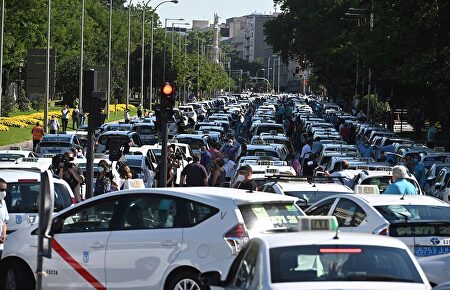 Decenas de taxistas colapsan el centro de Madrid para que haya menos taxis