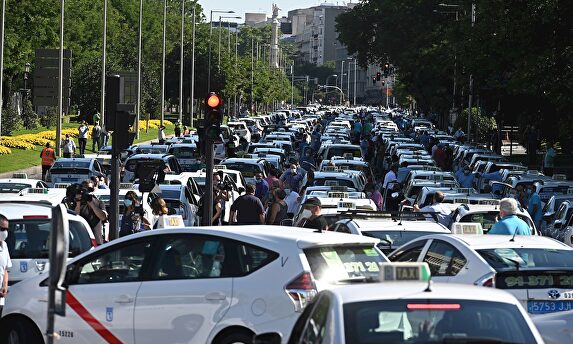 Decenas de taxistas colapsan el centro de Madrid para que haya menos taxis
