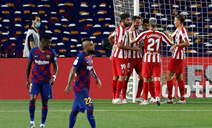 Los jugadores del Atlético de Madrid celebran uno de los dos goles de Saúl desde el punto de penalti. | EFE