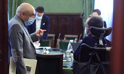 Rafael Simancas conversa con Pablo Echenique. | Pool