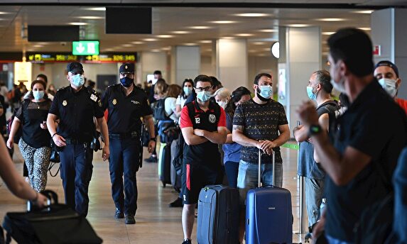 Pasajeros en la T-1 del aeropuerto Adolfo Suárez Madrid Barajas. | EFE