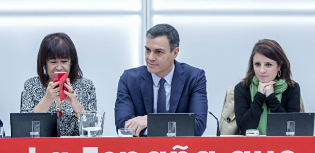 La presidenta del PSOE, Cristina Narbona, el presidente del Gobierno, Pedro Sánchez, y la vicesecretaria general, Adriana Lastra | Europa Press