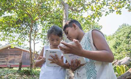 Dos niños con tabletas digitales del proyecto Profuturo y Wayra | Telefónica