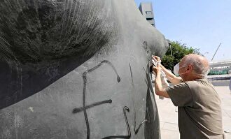 Antonio López repara su escultura. | Ayuntamiento de Coslada