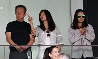 Kim Lim, junto a su padre