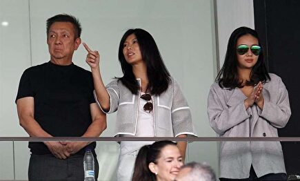 Kim Lim, junto a su padre