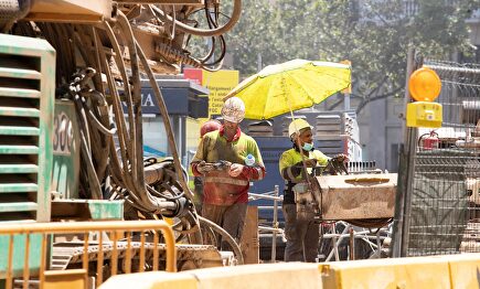 Unos trabajadores realizan su tarea este jueves en Barcelona. | EFE
