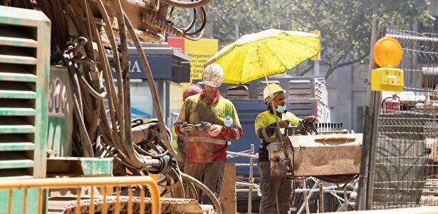 Unos trabajadores realizan su tarea este jueves en Barcelona. | EFE