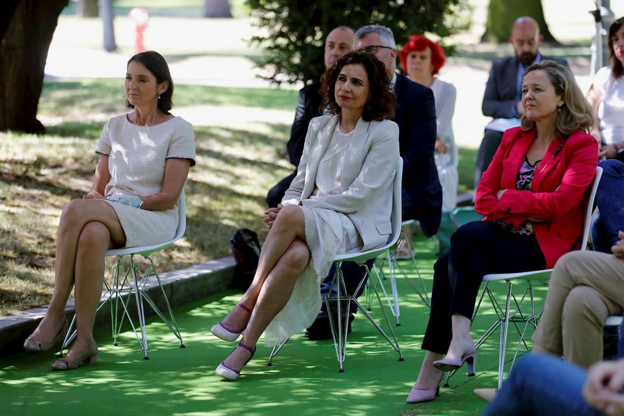 Las ministras de Industria, Reyes Maroto, Hacienda, María Jesús Montero, y Economía, Nadia Calviño, este viernes, en Moncloa. | EFE