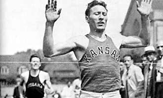 Glen Cunningham, en una de sus primeras victorias como atleta de la Universidad de Kansas. | Archivo