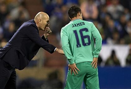 Zidane da instrucciones a James en un partido del Real Madrid esta temporada. | EFE