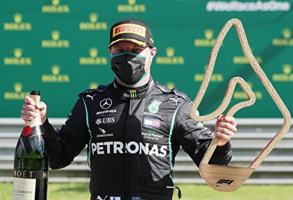 Valtteri Bottas, con mascarilla, celebra su victoria en el podio de Spielberg. | Cordon Press