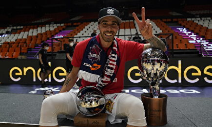 Vildoza, exultante tras la final con los trofeos de campeón y MVP | ACB Photo
