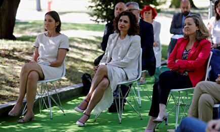 Las ministras de Industria, Reyes Maroto, Hacienda, María Jesús Montero, y Economía, Nadia Calviño, este viernes, en Moncloa. | EFE