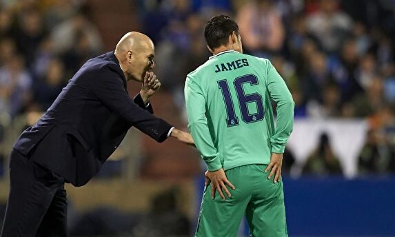 Zidane da instrucciones a James en un partido del Real Madrid esta temporada. | EFE