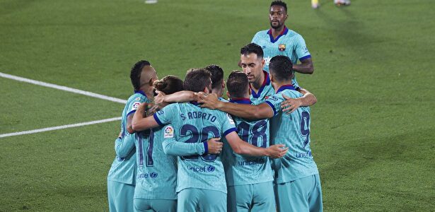 Los jugadores del Barcelona celebran el primer gol de la noche, obra de Luis Suárez. | EFE
