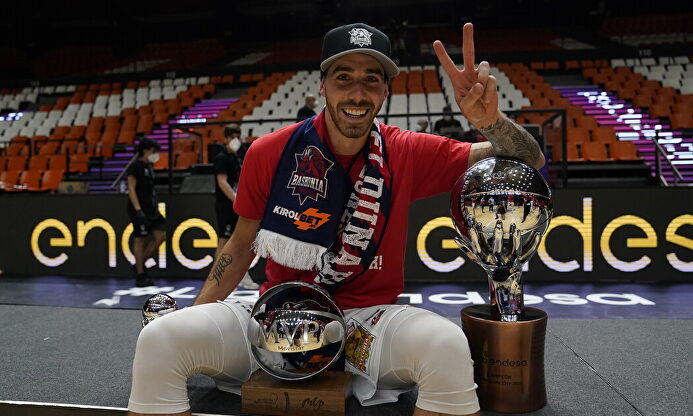 Vildoza, exultante tras la final con los trofeos de campeón y MVP | ACB Photo