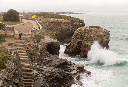 Ciudadanos en la playa de Las Catedrales, en la comarca gallega de A Mariña (Lugo) | Carlos Castro / Europa Press