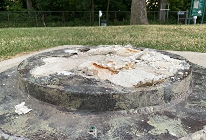 Pedestal en el que estaba la estatua de Frederick Douglass | Twitter/@MSchwartzWHAM