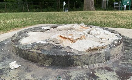 Pedestal en el que estaba la estatua de Frederick Douglass | Twitter/@MSchwartzWHAM