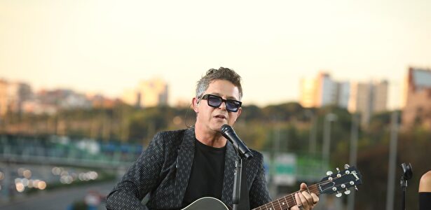 Alejandro Sanz da un concierto sorpresa desde un puente de la M-30 