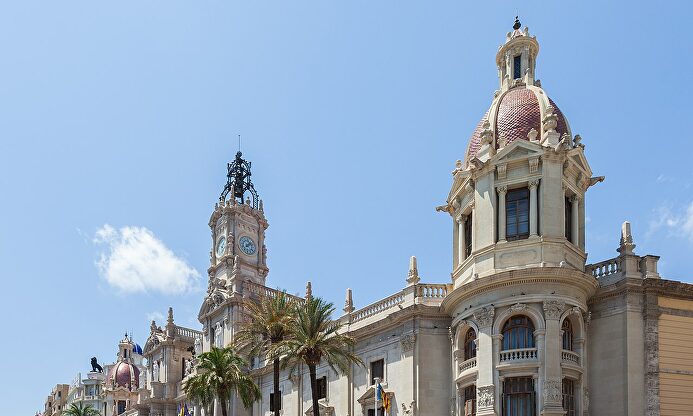 Desde el Ayuntamiento de Valencia se pide a los futbolistas homosexuales que "salgan del armario" | Wikipedia