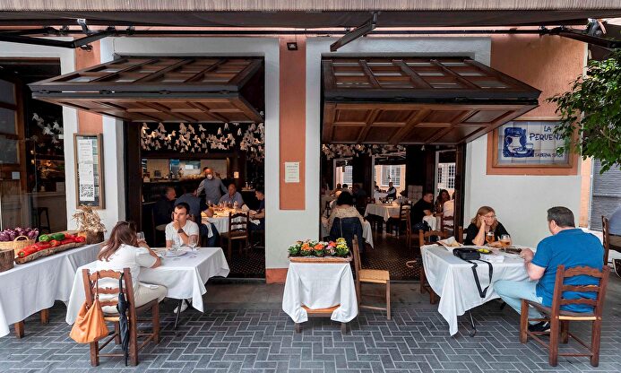 Varias personas en un restaurante en la Región de Murcia | EFE