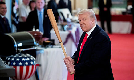 Trump bromea con un bate en un acto reciente. | EFE