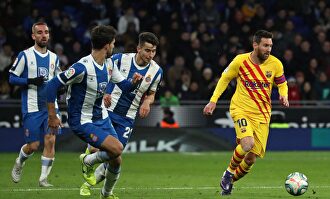 Messi, con el balón, es perseguido por varios jugadores del Espanyol | Cordon Press