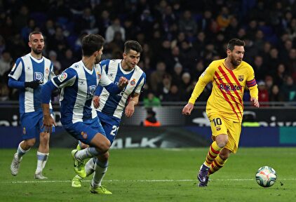 Messi, con el balón, es perseguido por varios jugadores del Espanyol | Cordon Press
